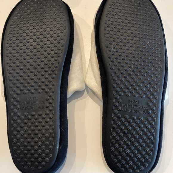 Harry Potter L/LX Hedwig White Slippers with Black Soles NWOT Unisex - Picture 2 of 3